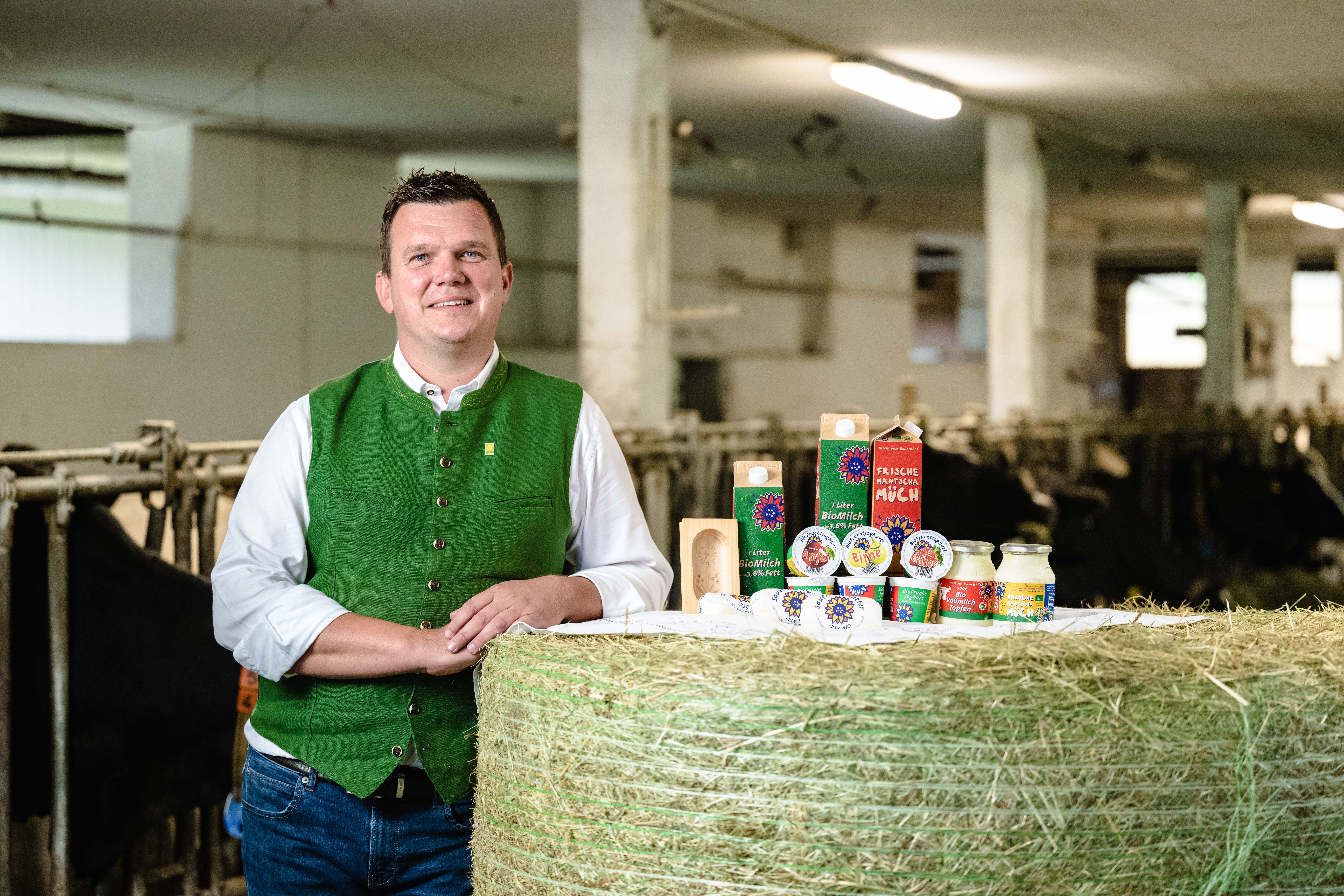 Mann mit Milchprodukten